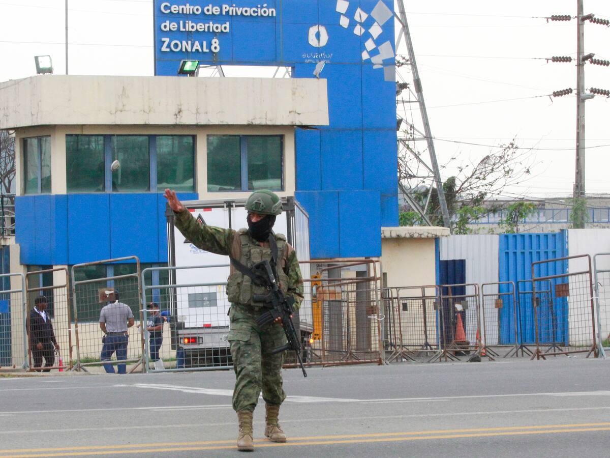 Explosión de tres granadas en la cárcel más grande de Ecuador dejó once heridos