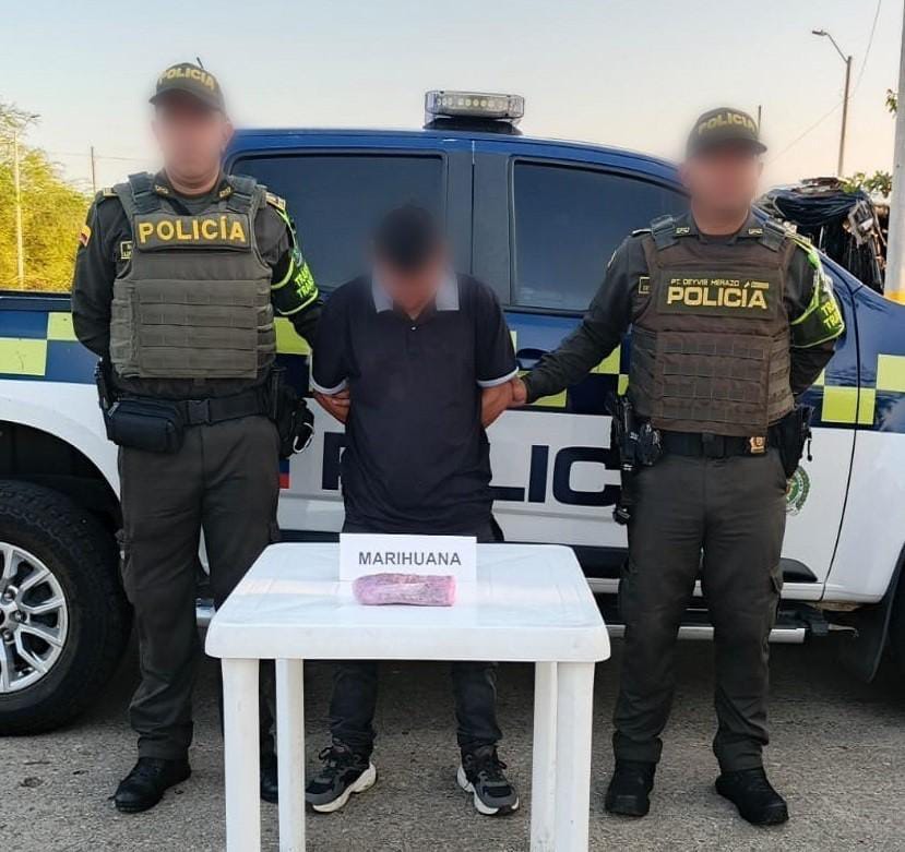 Capturan a hombre señalado de ocultar marihuana en la suela de los zapatos en Córdoba. Foto: Policía.