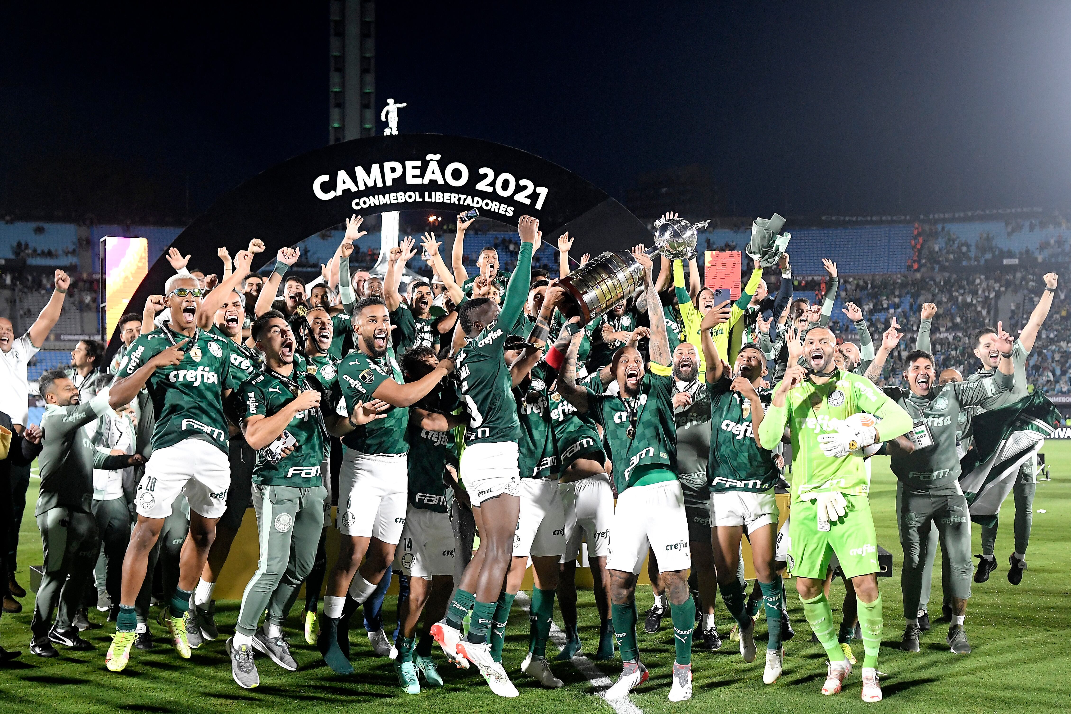 MONTEVIDEO, URUGUAY - NOVEMBER 27: Felipe Melo of Palmeiras lifts the Champions Trophy of Copa CONMEBOL Libertadores after the final match of Copa CONMEBOL Libertadores 2021 between Palmeiras and Flamengo at Centenario Stadium on November 27, 2021 in Montevideo, Uruguay. Palmeiras defeated Flamengo by 2-1 in extra time. (Photo by Agencia Gamba/Getty Images)