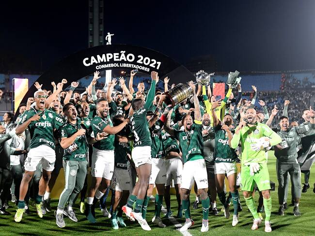MONTEVIDEO, URUGUAY - NOVEMBER 27: Felipe Melo of Palmeiras lifts the Champions Trophy of Copa CONMEBOL Libertadores after the final match of Copa CONMEBOL Libertadores 2021 between Palmeiras and Flamengo at Centenario Stadium on November 27, 2021 in Montevideo, Uruguay. Palmeiras defeated Flamengo by 2-1 in extra time. (Photo by Agencia Gamba/Getty Images)