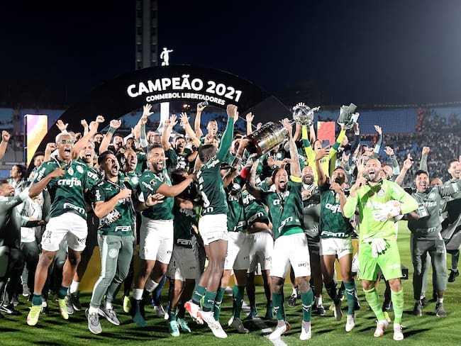MONTEVIDEO, URUGUAY - NOVEMBER 27: Felipe Melo of Palmeiras lifts the Champions Trophy of Copa CONMEBOL Libertadores after the final match of Copa CONMEBOL Libertadores 2021 between Palmeiras and Flamengo at Centenario Stadium on November 27, 2021 in Montevideo, Uruguay. Palmeiras defeated Flamengo by 2-1 in extra time. (Photo by Agencia Gamba/Getty Images)