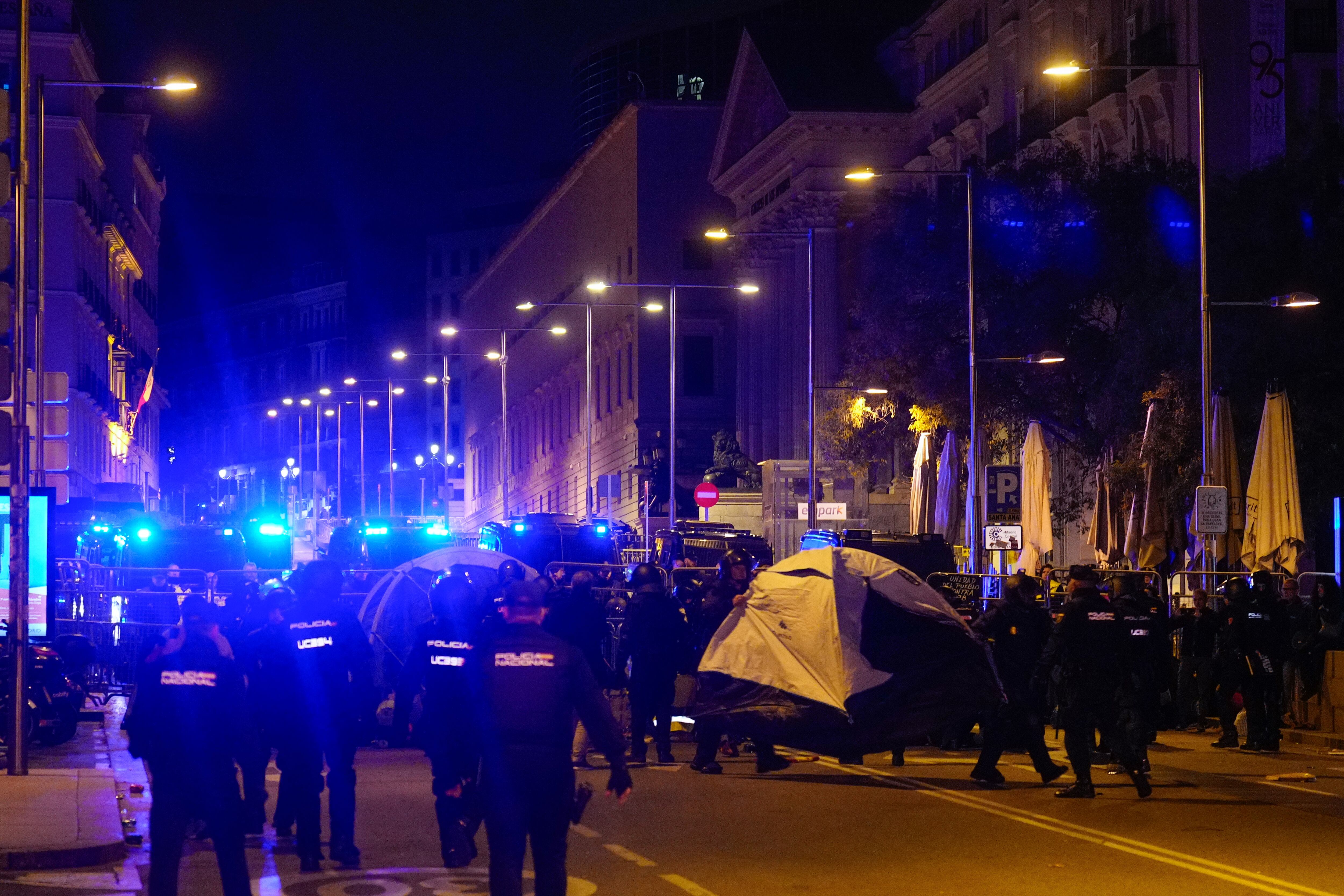 MADRID (ESPAÑA), 11/11/2023.- Acampada contra la amnistía en la Carrera de San Jerónimo, frente al Congreso de los Diputados, esta noche de sábado, en Madrid. EFE/Borja Sánchez Trillo
