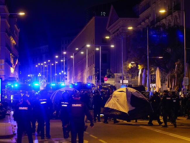 MADRID (ESPAÑA), 11/11/2023.- Acampada contra la amnistía en la Carrera de San Jerónimo, frente al Congreso de los Diputados, esta noche de sábado, en Madrid. EFE/Borja Sánchez Trillo