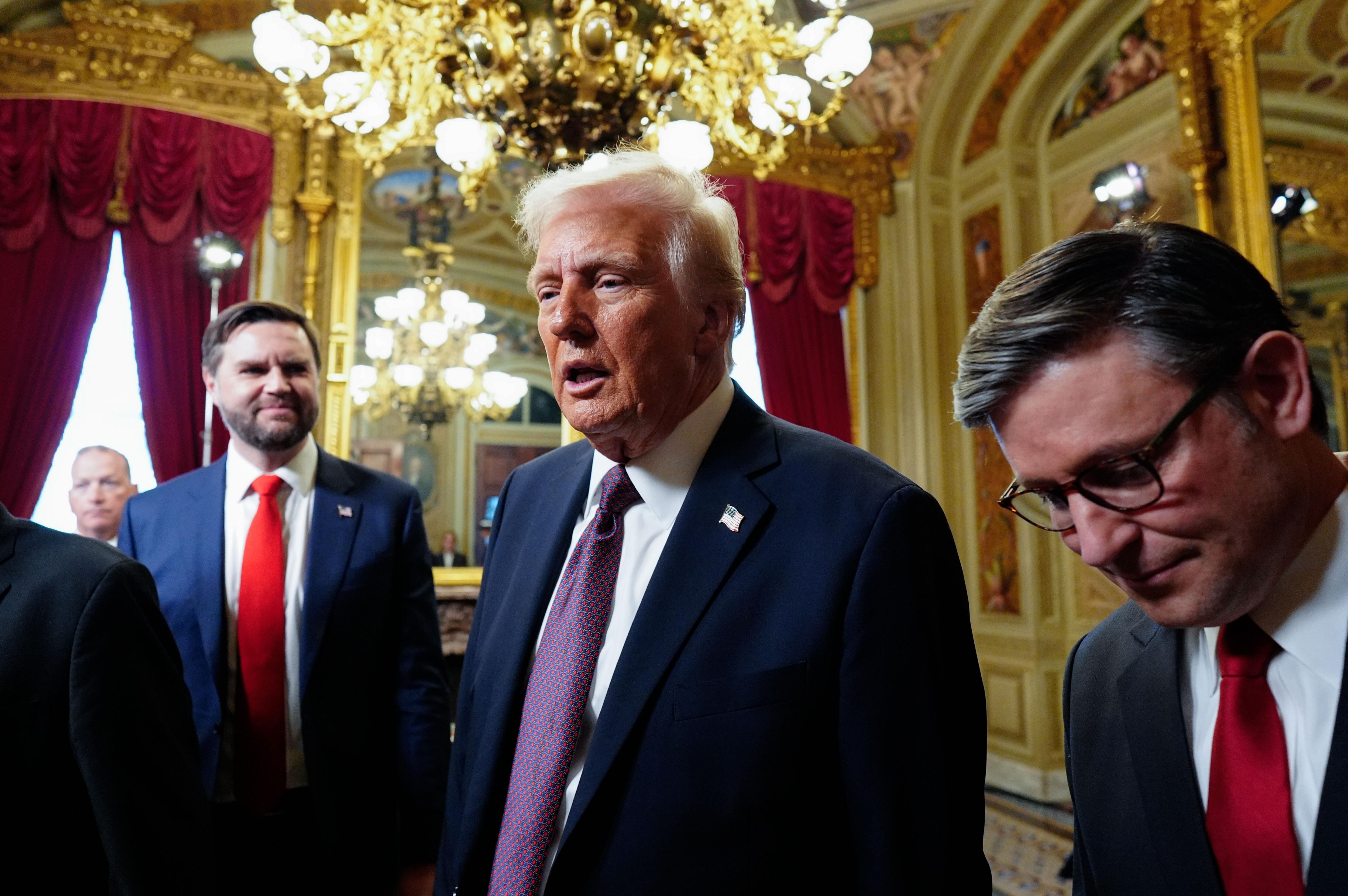 Washington (United States), 20/01/2025.- Newly sworn-in President Donald Trump (C) speaks with House Speaker Mike Johnson (R) (R-La.) following a signing ceremony in the President'Äôs Room following the 60th inaugural ceremony at the US Capitol in Washington, DC, USA, 20 January 2025. Trump became the 47th president of the United States in a rare indoor inauguration ceremony. The parade was also moved inside Capitol One Arena due to weather. (Estados Unidos) EFE/EPA/Melina Mara / POOL