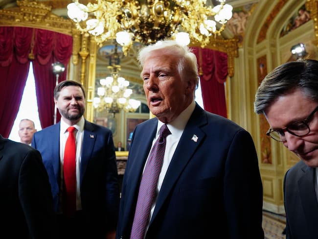Washington (United States), 20/01/2025.- Newly sworn-in President Donald Trump (C) speaks with House Speaker Mike Johnson (R) (R-La.) following a signing ceremony in the President'Äôs Room following the 60th inaugural ceremony at the US Capitol in Washington, DC, USA, 20 January 2025. Trump became the 47th president of the United States in a rare indoor inauguration ceremony. The parade was also moved inside Capitol One Arena due to weather. (Estados Unidos) EFE/EPA/Melina Mara / POOL