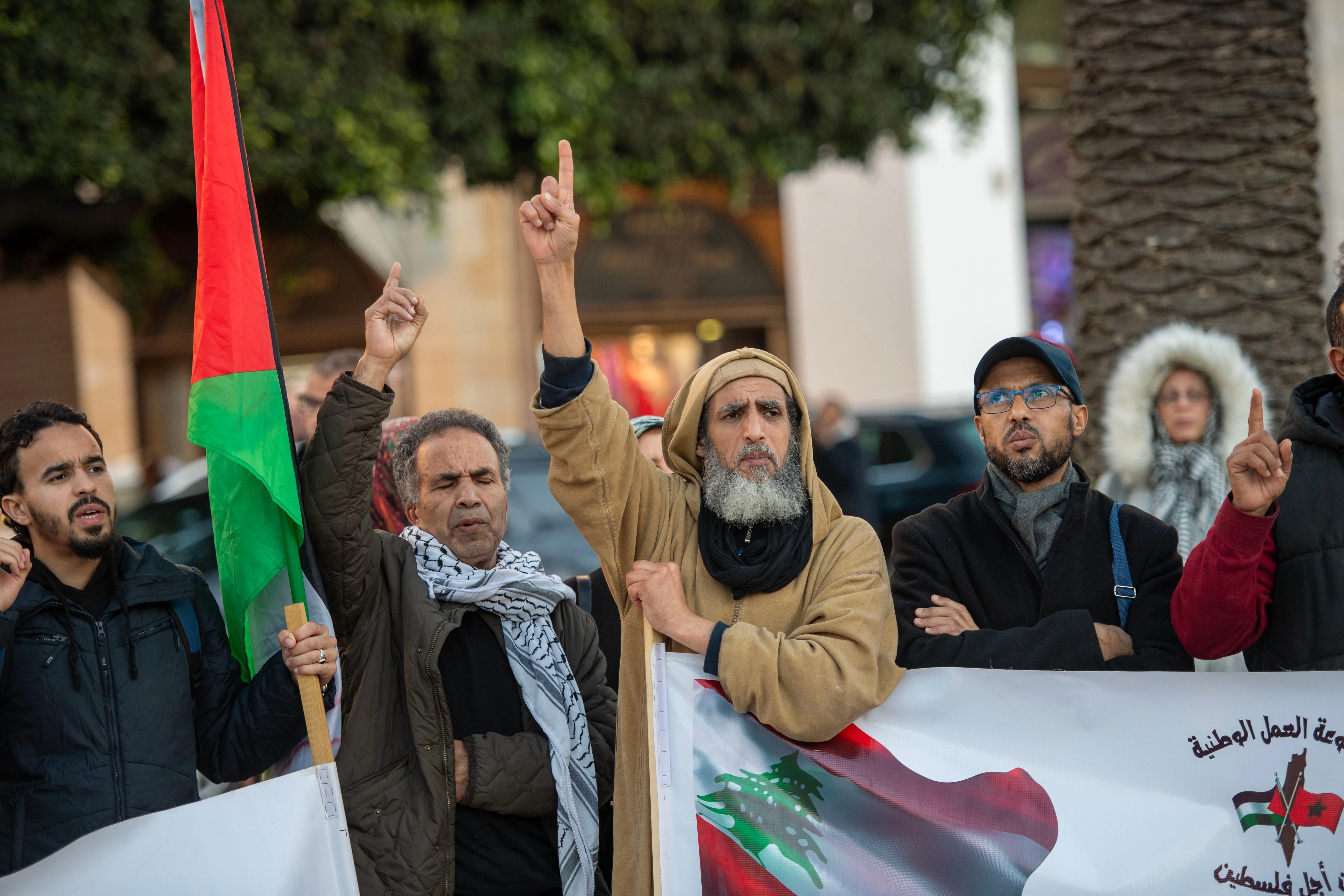 Rabat (Marruecos), 10/01/2025.- Manifestantes participan en una concentración en solidaridad con el pueblo palestino y libanés en la Plaza del Parlamento de Rabat.