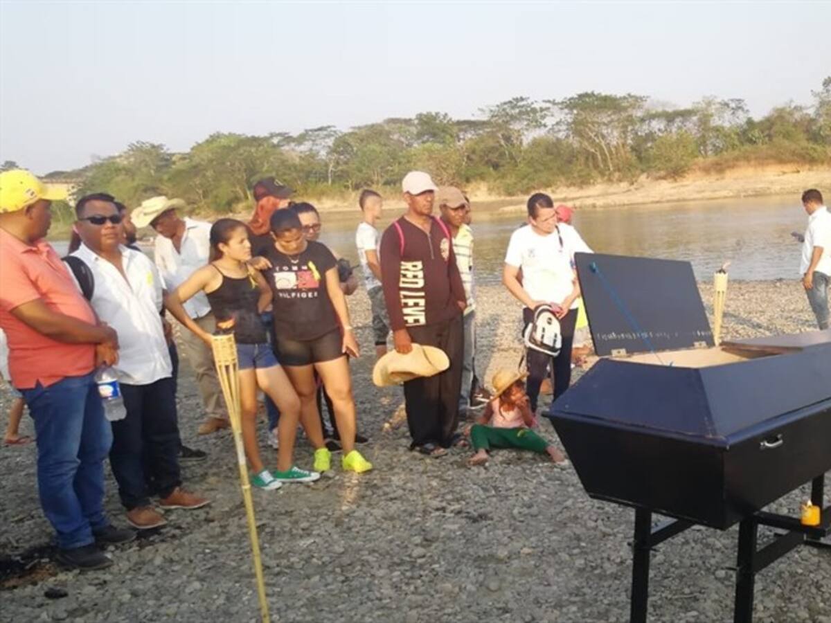 En Caucasia, Antioquia, asistimos al "velorio" del Río Cauca