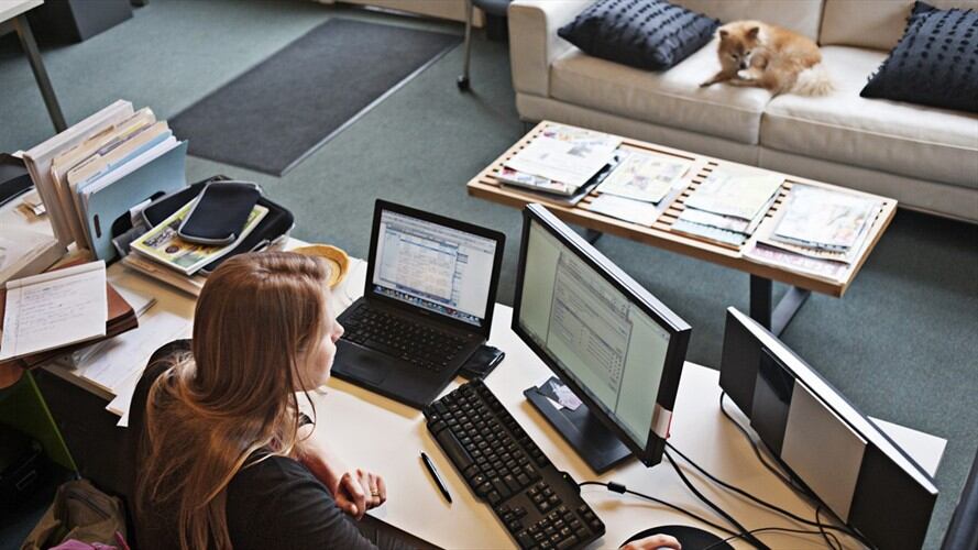 En esta época de aislamiento preventivo muchas empresas han decidido que sus colaboradores trabajen desde la casa.. Foto: Getty Images