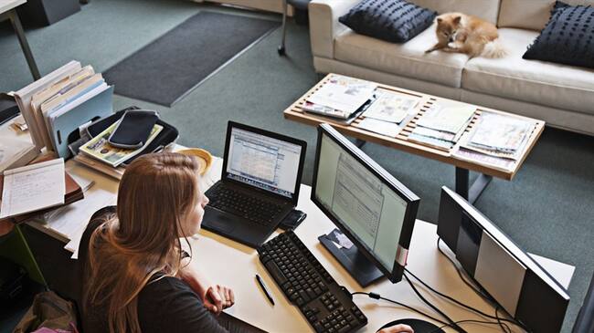 En esta época de aislamiento preventivo muchas empresas han decidido que sus colaboradores trabajen desde la casa.. Foto: Getty Images