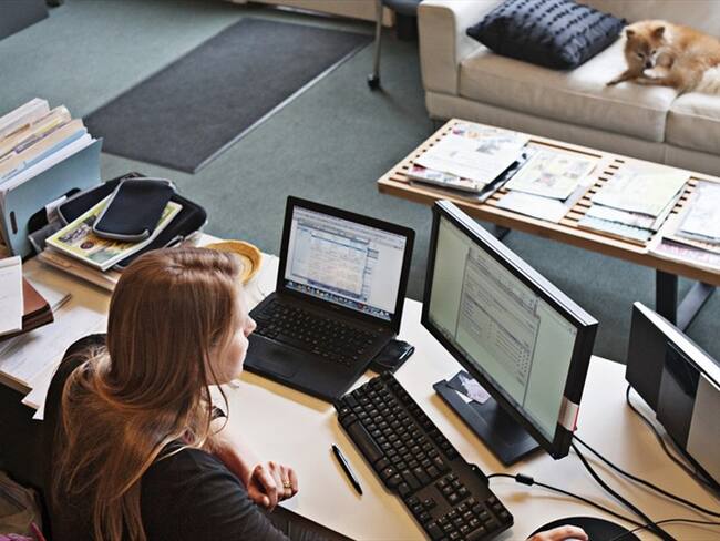 En esta época de aislamiento preventivo muchas empresas han decidido que sus colaboradores trabajen desde la casa.. Foto: Getty Images