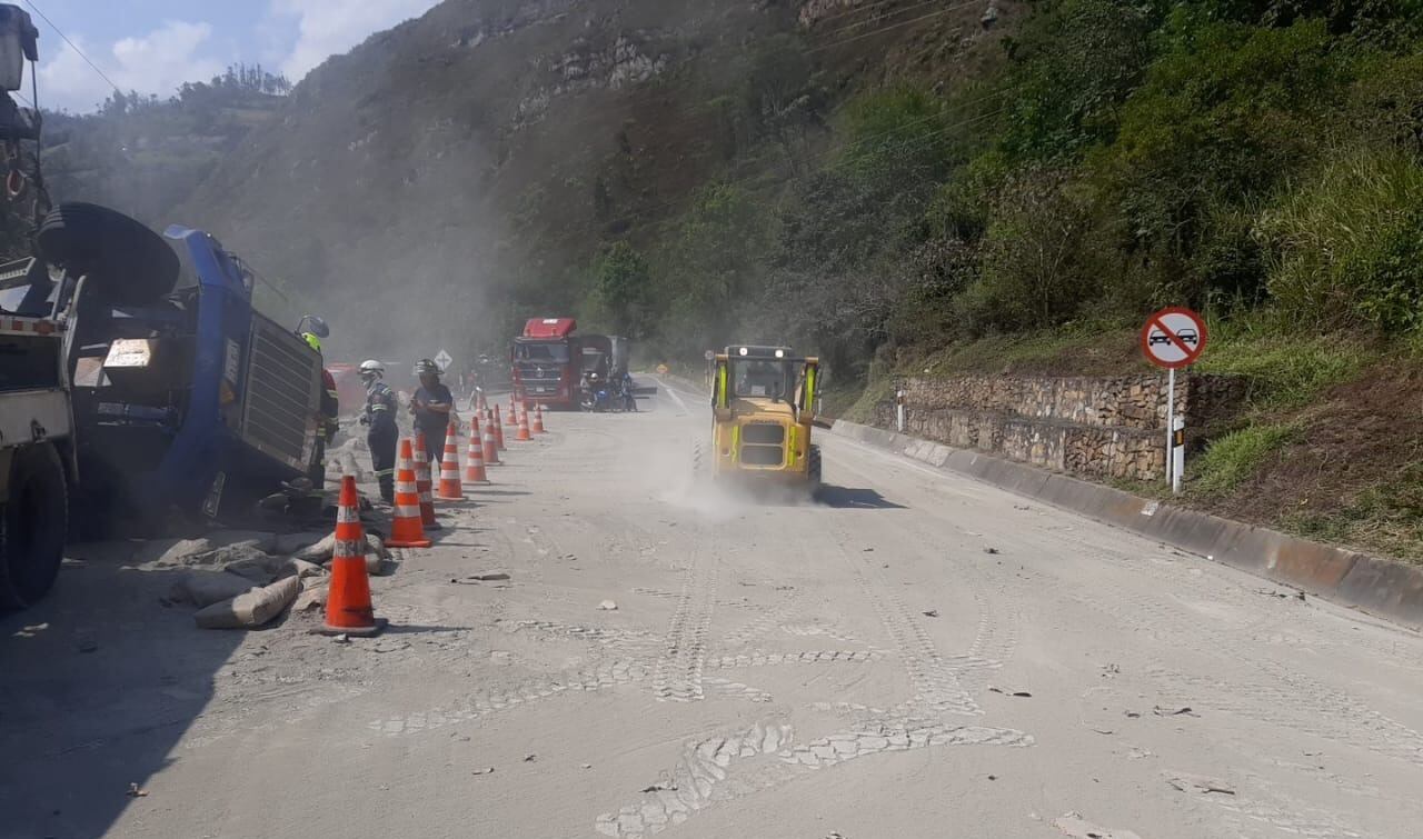 Inconvenientes en movilidad de la vía Bogotá – Villavo por aparatoso accidente. Cortesía: Coviandina.
