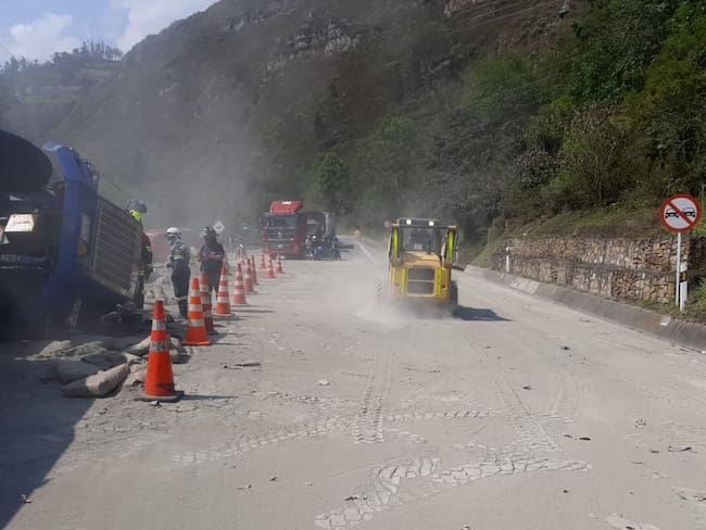 Inconvenientes en movilidad de la vía Bogotá – Villavo por aparatoso accidente. Cortesía: Coviandina.