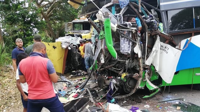 Testigos del accidente de tránsito aseguran que el bus viajaba con más de 40 personas. Foto: Cortesía