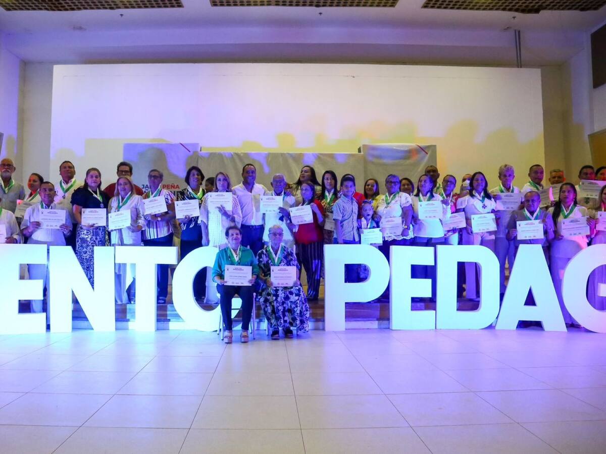 Exaltados 50 docentes en Plato, Magdalena por su labor educativa