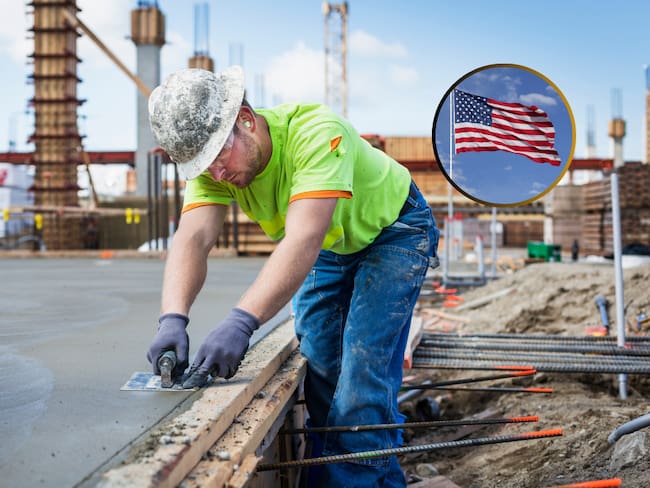Trabajador de la construcción ejerciendo su labor y de fondo la bandera de Estados Unidos (Fotos vía Getty Images)