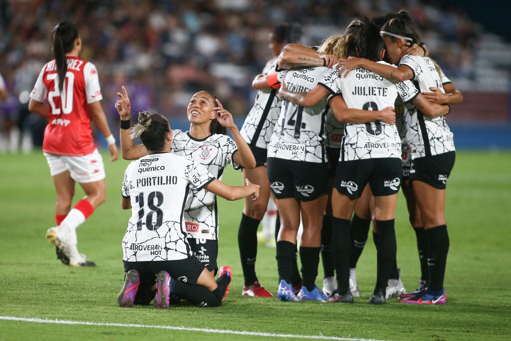 MONTEVIDEO, URUGUAY - NOVEMBER 21: Gabi Portillo (L) of Corinthians celebrates with teammates after scoring the second goal of her team during the final match of Women's Copa CONMEBOL Libertadores 2021 between Santa Fe and Corinthians at Estadio Gran Parque Central on November 21, 2021 in Montevideo, Uruguay. (Photo by Ernesto Ryan/Getty Images)