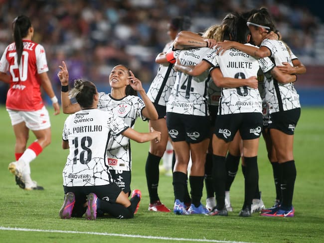 MONTEVIDEO, URUGUAY - NOVEMBER 21: Gabi Portillo (L) of Corinthians celebrates with teammates after scoring the second goal of her team during the final match of Women&#039;s Copa CONMEBOL Libertadores 2021 between Santa Fe and Corinthians at Estadio Gran Parque Central on November 21, 2021 in Montevideo, Uruguay. (Photo by Ernesto Ryan/Getty Images)
