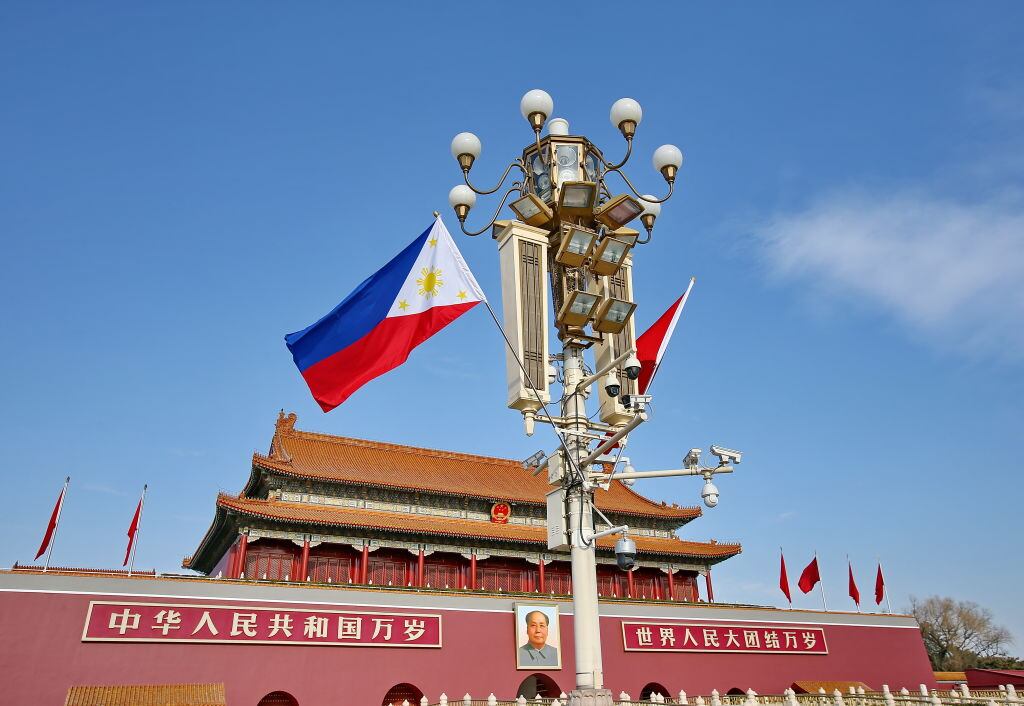 Imagen de referencia de banderas de Filipinas y China. Foto: Getty Images.