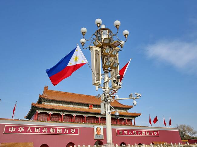 Imagen de referencia de banderas de Filipinas y China. Foto: Getty Images.