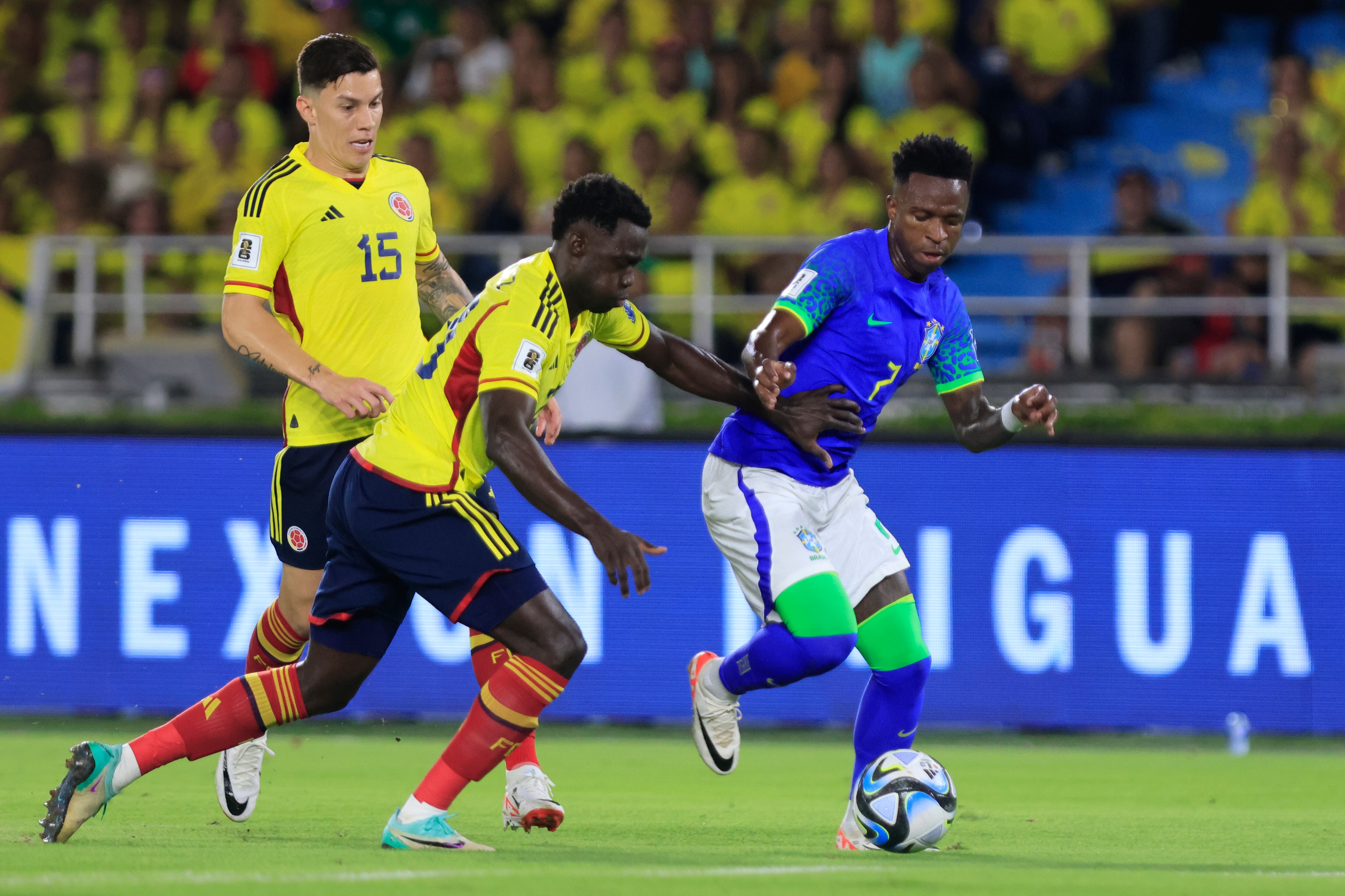 AMDEP3315. BARRANQUILLA (COLOMBIA), 16/11/2023.- Davinson Sánchez (i) de Colombia disputa el balón con Vinícius Júnior de Brasil, el 16 de noviembre de 2023, en un partido de las Eliminatorias Sudamericanas para la Copa Mundial de Fútbol 2026 entre Colombia y Brasil en el estadio Metropolitano en Barranquilla (Colombia). EFE/ Ricardo Maldonado Rozo