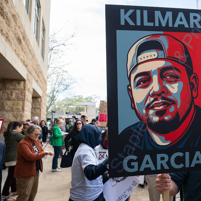 AGX01. BOGOTÁ (COLOMBIA), 06/06/2025.- Fotografía de archivo del 15 de abril de 2025 de un hombre sosteniendo un cartel con la imagen de Kilmar Ábrego García, el migrante salvadoreño deportado por "un error administrativo" del Gobierno de Estados Unidos en Greenbelt (EE.UU.). García está en camino de vuelta al país norteamericano, donde enfrentará cargos por presunto tráfico de personas, informaron este viernes medios estadounidenses. EFE/ Annabelle Gordon ARCHIVO