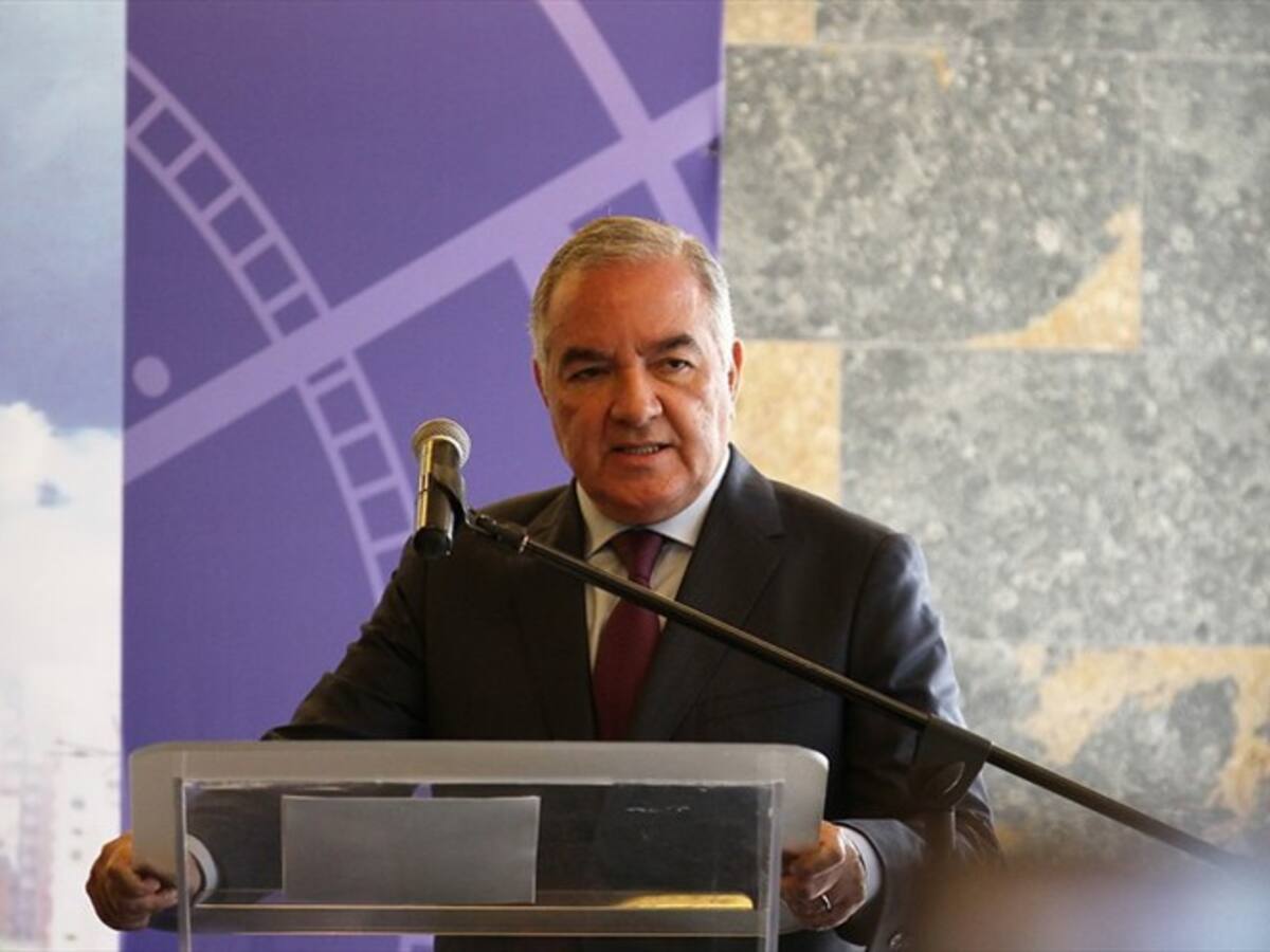 Contralor denuncia nuevo escándalo por sobreprecios en el PAE