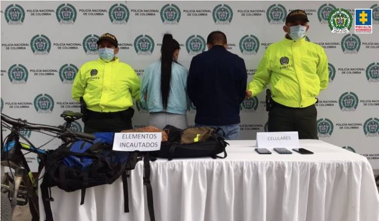 Holman Daniel Garcés y Angie Johana Gómez Pino implicados en el hurto de dos armas de largo alcance. Crédito Fiscalía