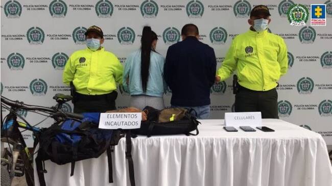 Holman Daniel Garcés y Angie Johana Gómez Pino implicados en el hurto de dos armas de largo alcance. Crédito Fiscalía