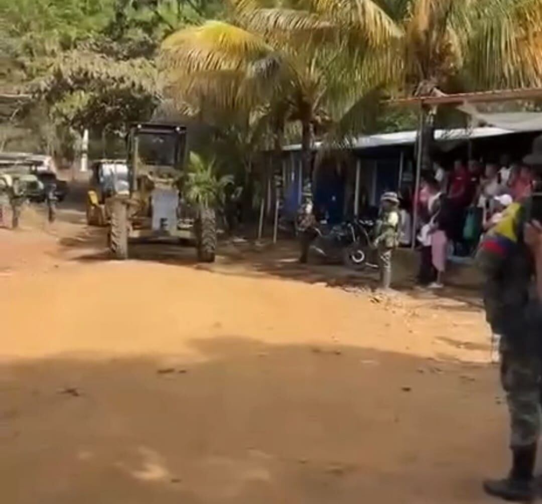 En el acto participaron integrantes de las disidencias portando uniformes militares y armamento de largo alcance. Crédito: Suministrada. 