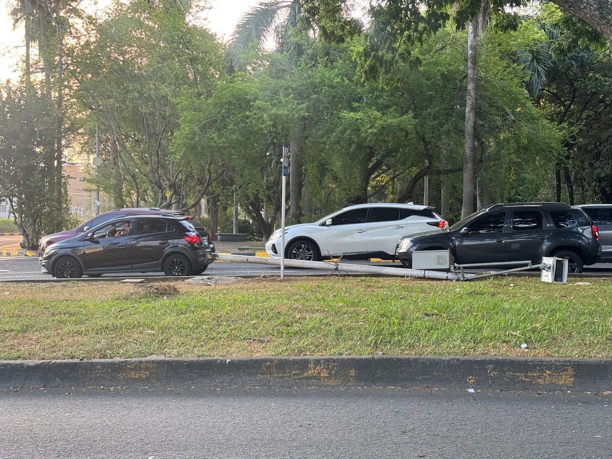 Derriban dos fotomultas en el sur de Cali, autoridades investigan si usaron explosivos