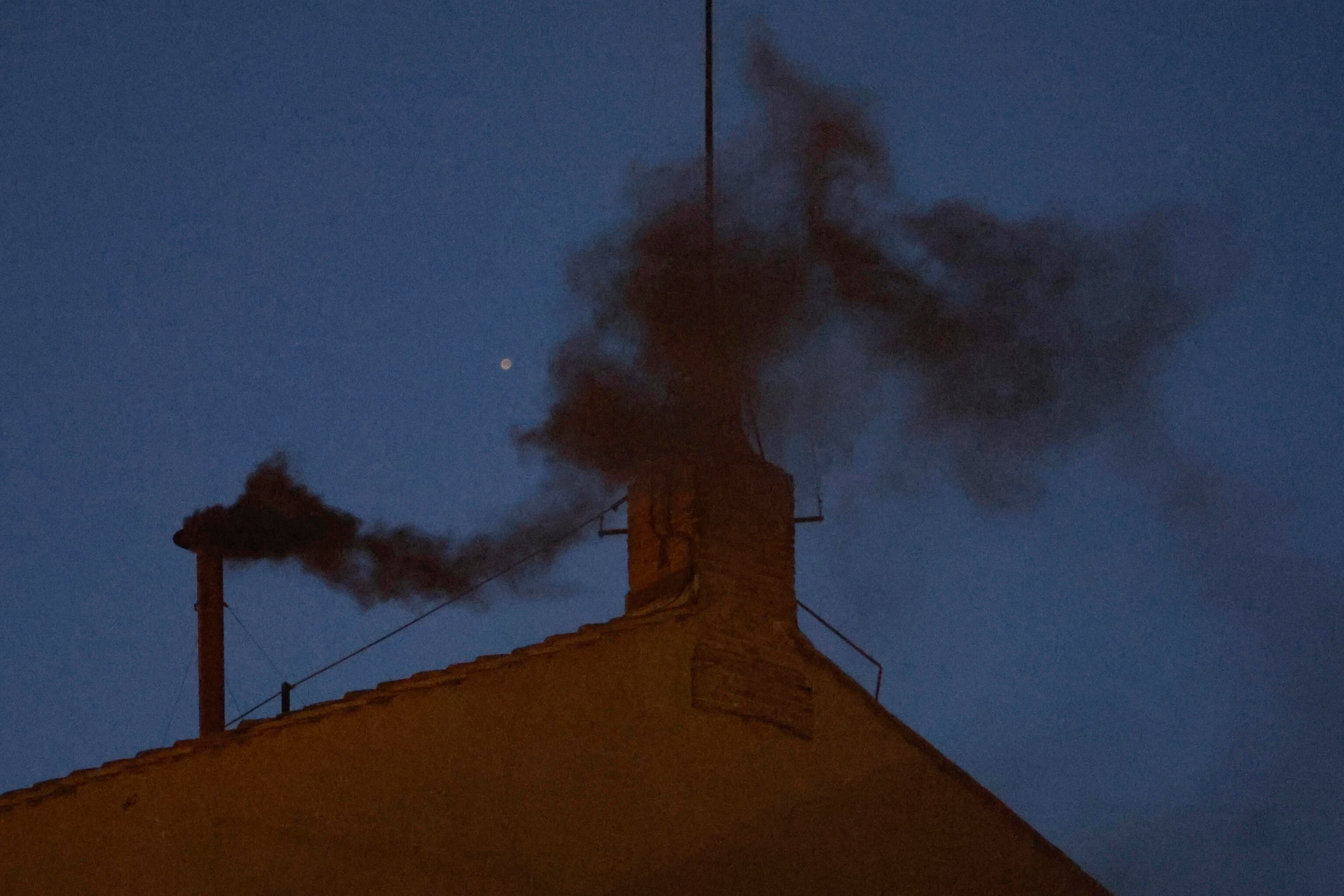 Nuevamente hay humo negro en la chimenea de la Capilla Sixtina: no hay papa 