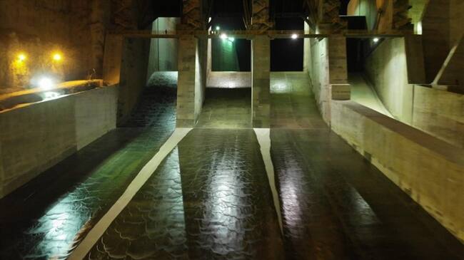 Poco a poco empieza a salir el río Cauca por el vertedero . Foto: EPM