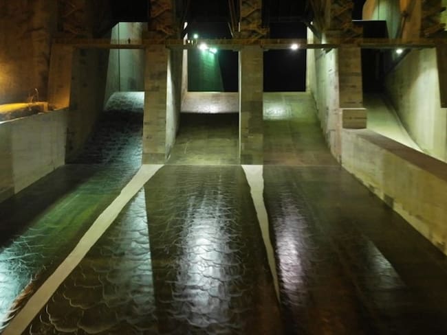 Poco a poco empieza a salir el río Cauca por el vertedero . Foto: EPM