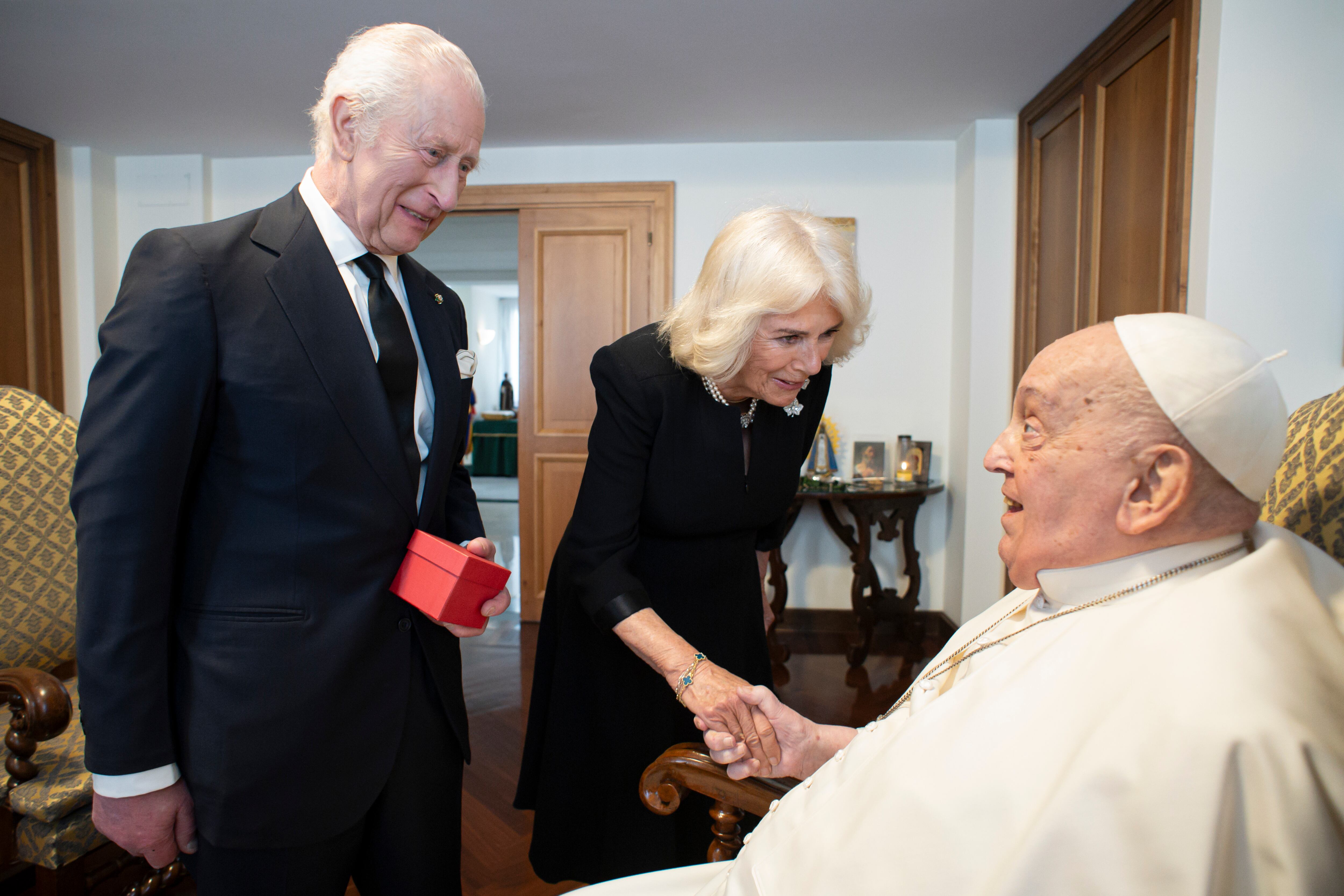El papa Francisco y Rey Carlos III. Foto: Vatican via Getty Images.