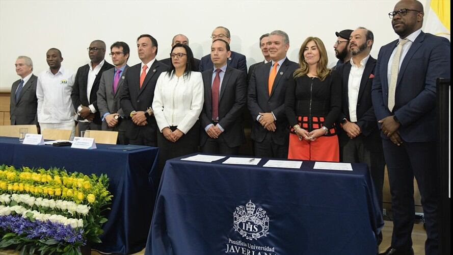 Representantes de 14 partidos políticos firmaron un pacto “por el juego limpio” en las elecciones de octubre.. Foto: Presidencia