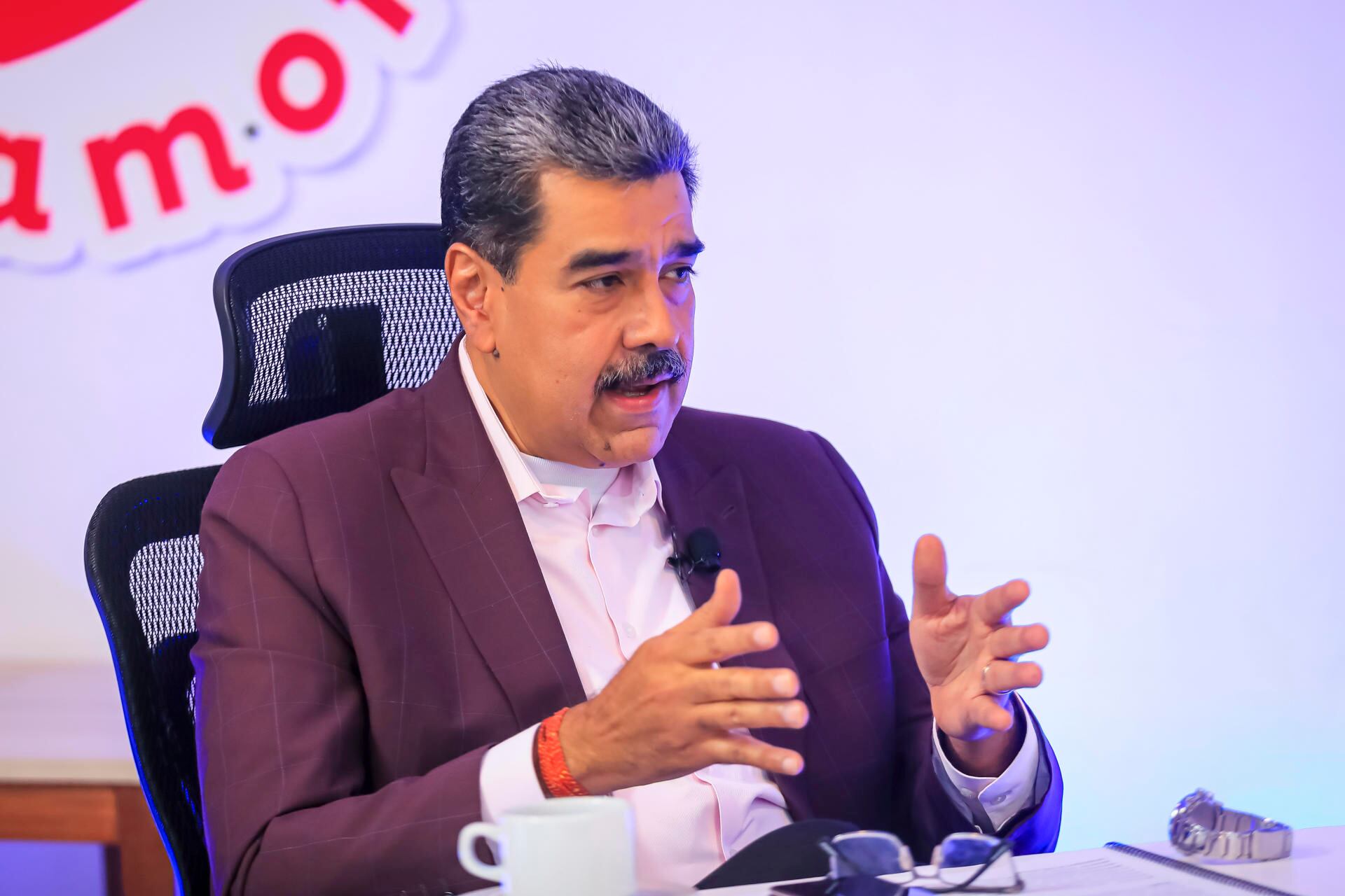 AME5557. CARACAS (VENEZUELA), 06/10/2025.- Fotografía cedida por Palacio de Miraflores del presidente de Venezuela, Nicolás Maduro, hablando durante un acto de gobierno este lunes, en Caracas (Venezuela). Maduro informó que su Gobierno busca en territorio venezolano a los presuntos responsables de planificar un supuesto "ataque terrorista" en la Embajada de Estados Unidos en Caracas, y dijo que el Gobierno de Donald Trump ya "tiene la información". EFE/ Marcelo Garcia / Palacio Miraflores / SOLO USO EDITORIAL/ NO VENTAS/ SOLO DISPONIBLE PARA ILUSTRAR LA NOTICIA QUE ACOMPAÑA (CRÉDITO OBLIGATORIO)