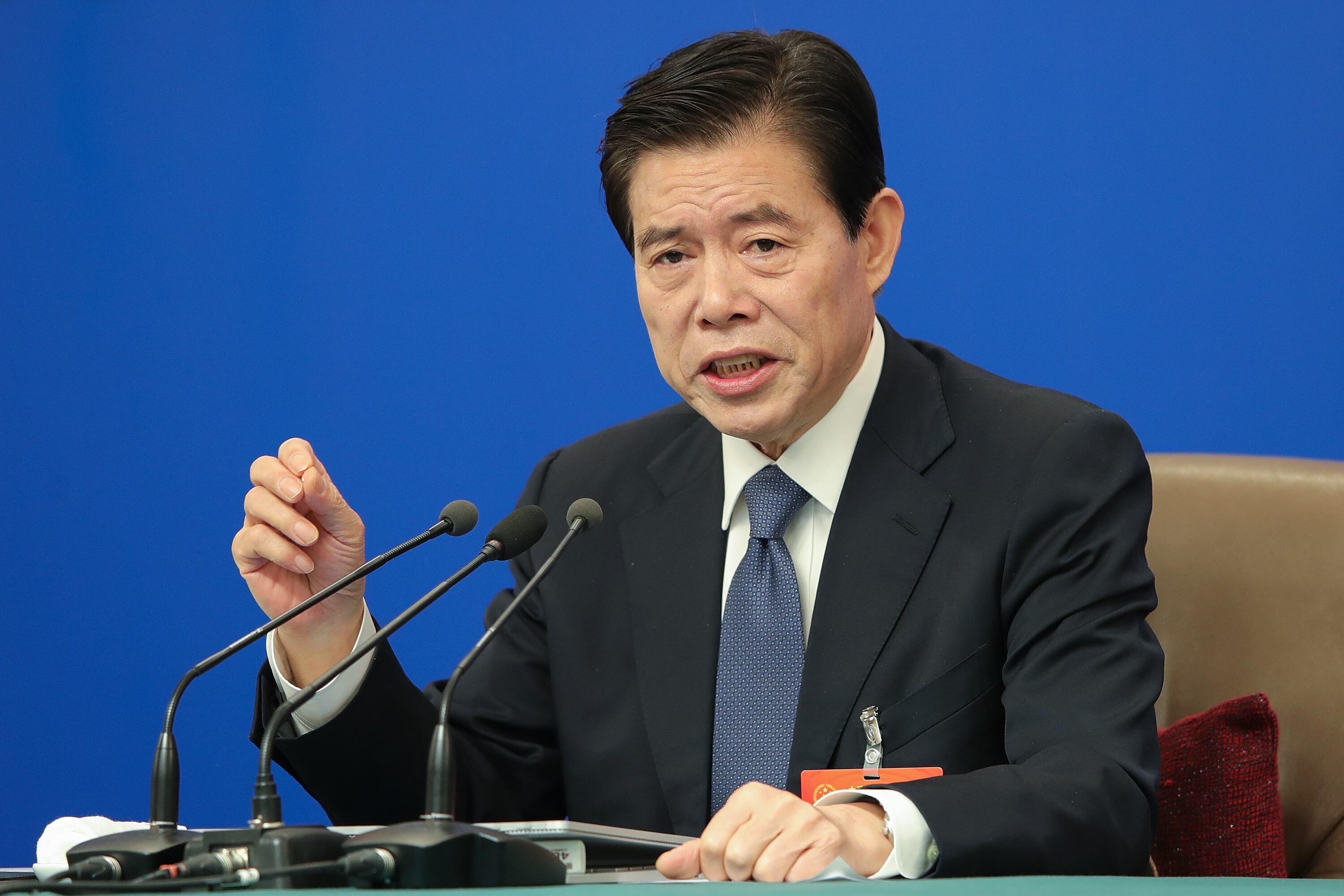 El ministro de Comercio de China, Zhong Shan, asiste a una conferencia de prensa habla con los periodistas durante una conferencia de prensa de la Asamblea Popular Nacional (APN) el 9 de marzo de 2019 en Beijing, China. (Foto de Lintao Zhang/Getty Images)