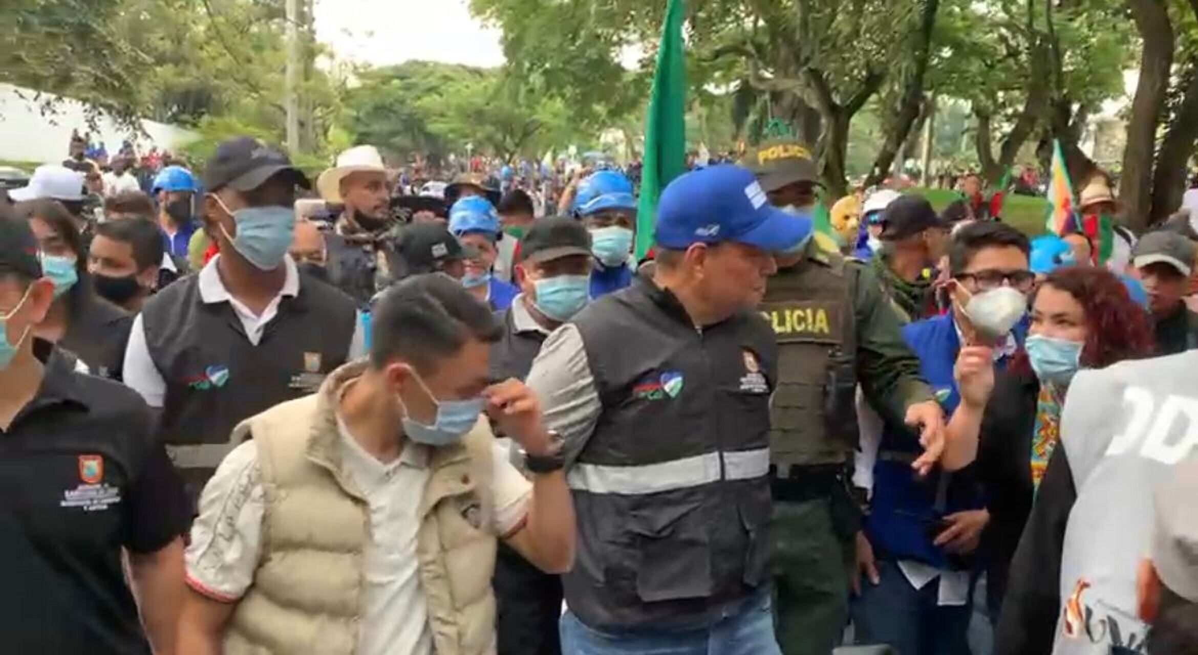 El funcionario debió retirarse del lugar escoltado por hombres de la Policía que evitaron un altercado mayor. Foto: Cortesía.