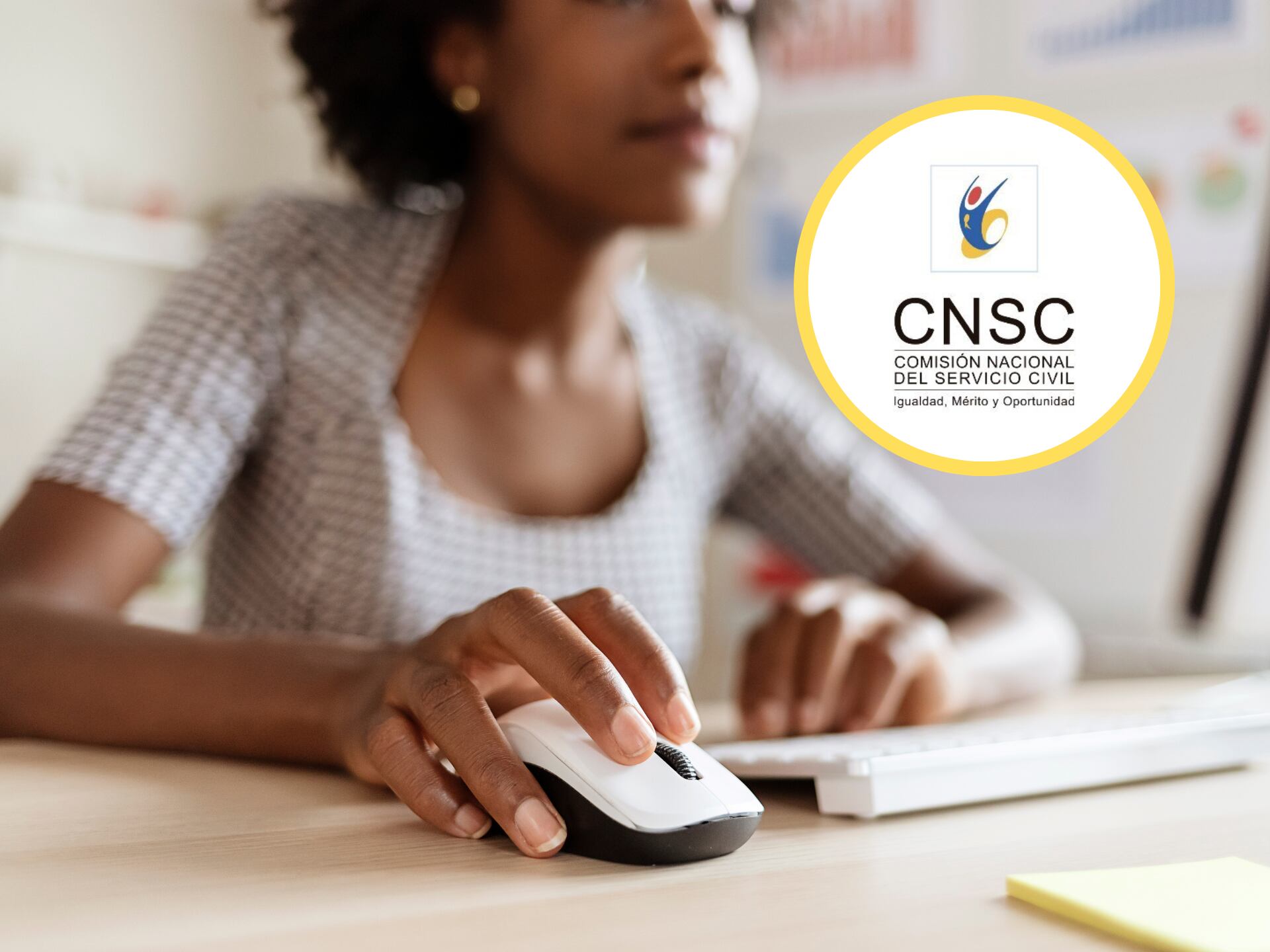 Mujer usando computador, junto al logo de la Comisión Nacional del Servicio Civil (GettyImages / Redes sociales)