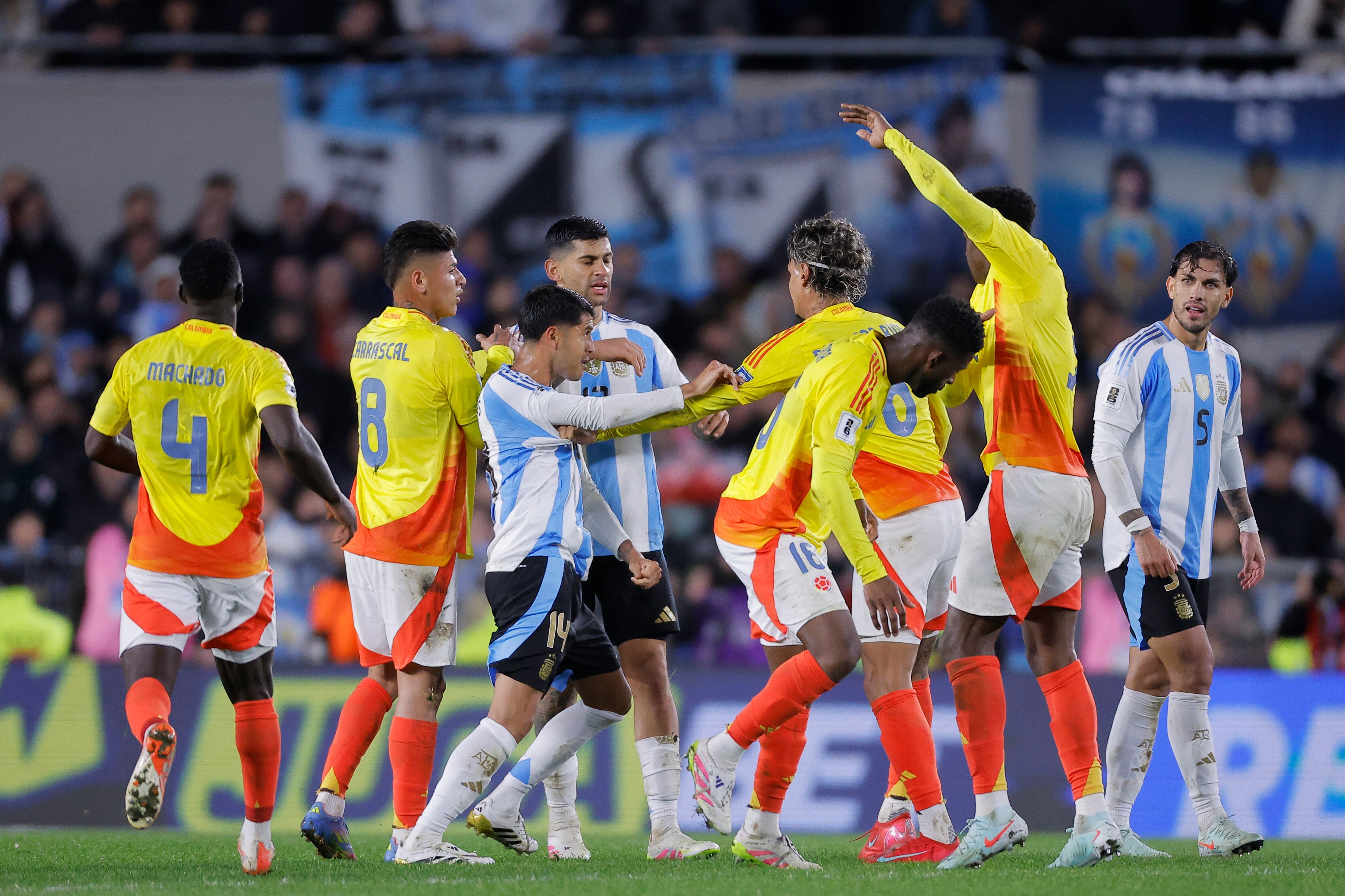 Jugadores de la Selección Colombia y de la Selección Argentina durante las Eliminatorias Sudamericanas. FOTO:  EFE/ Juan Ignacio Roncoroni