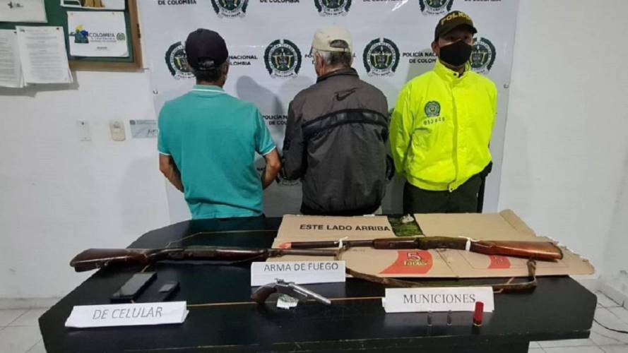 Dos adultos fueron capturados al parecer por asesinar a un indígena. Crédito: Policía Caldas.