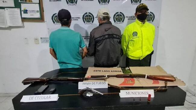 Dos adultos fueron capturados al parecer por asesinar a un indígena. Crédito: Policía Caldas.