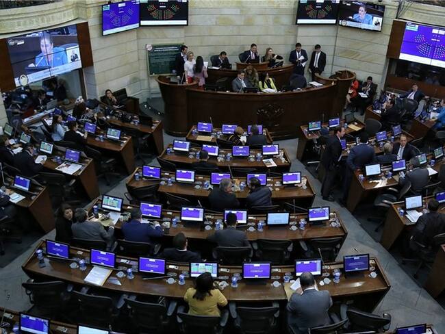 El miércoles, el Senado aprobó el articulado, en el que además de las cuestionadas exenciones se incluyó la devolución del Iva a los más pobres y los tres días sin Iva al año, entre otros puntos.. Foto: Colprensa