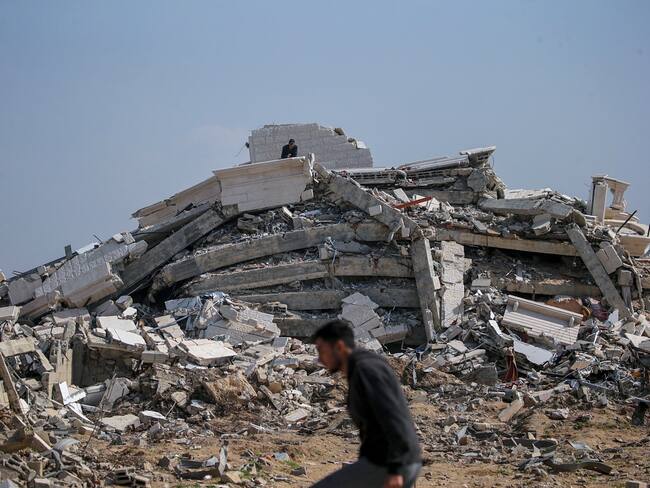 Al Nuseirat Camp (-), 28/02/2024.- A Palestinian man (rear) stands on top of the rubble of his destroyed house in the east of Al Nuseirat refugee camp, central Gaza Strip, 28 February 2024, following Israeli air strikes. More than 29,900 Palestinians and over 1,300 Israelis have been killed, according to the Palestinian Health Ministry and the Israel Defense Forces (IDF), since Hamas militants launched an attack against Israel from the Gaza Strip on 07 October 2023, and the Israeli operations in Gaza and the West Bank which followed it. EFE/EPA/MOHAMMED SABER
