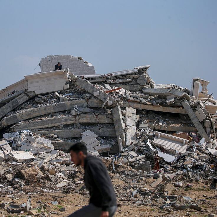 Al Nuseirat Camp (-), 28/02/2024.- A Palestinian man (rear) stands on top of the rubble of his destroyed house in the east of Al Nuseirat refugee camp, central Gaza Strip, 28 February 2024, following Israeli air strikes. More than 29,900 Palestinians and over 1,300 Israelis have been killed, according to the Palestinian Health Ministry and the Israel Defense Forces (IDF), since Hamas militants launched an attack against Israel from the Gaza Strip on 07 October 2023, and the Israeli operations in Gaza and the West Bank which followed it. EFE/EPA/MOHAMMED SABER