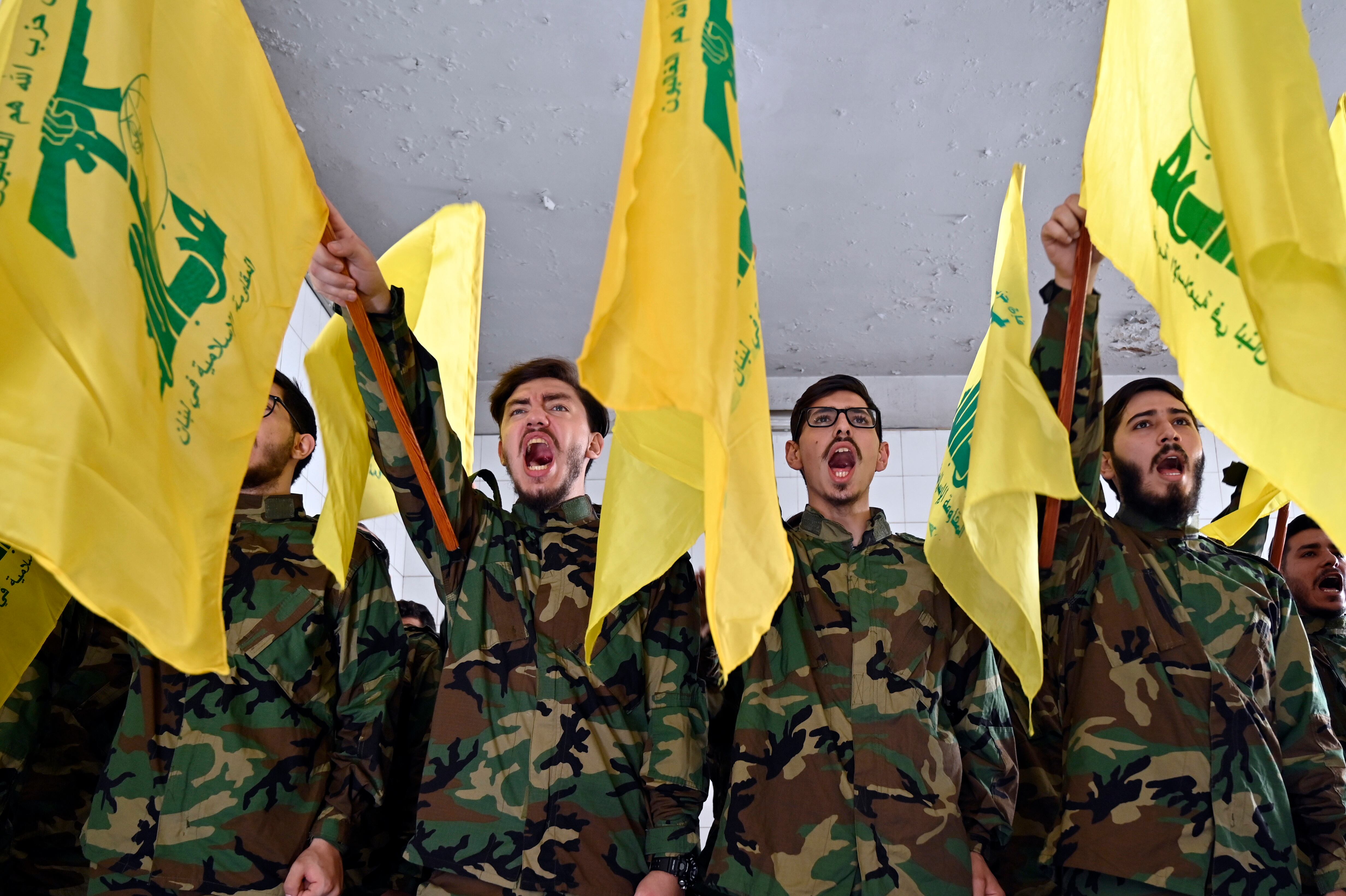 Beirut (Lebanon), 06/11/2023.- Hezbollah militants shout slogans during the funeral of Hezbollah fighter Qasim Ibrahim Abu Taam, who was killed a previous day in southern Lebanon, in the southern suburb of Beirut, Lebanon, 06 November 2023. Tensions remain high at the border between Israel and Lebanon after the Israeli-Palestinian conflict escalated following an unprecedented attack carried out by Hamas militants from Gaza into Israel on 07 October 2023. (Líbano, Hizbulá/Hezbolá) EFE/EPA/WAEL HAMZEH