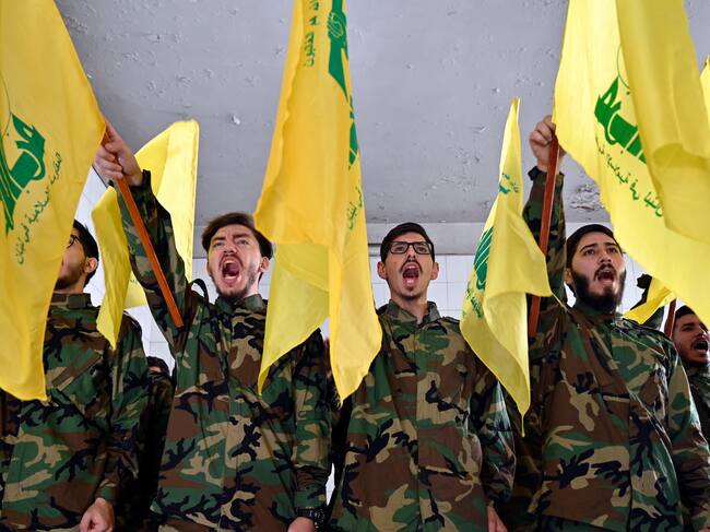Beirut (Lebanon), 06/11/2023.- Hezbollah militants shout slogans during the funeral of Hezbollah fighter Qasim Ibrahim Abu Taam, who was killed a previous day in southern Lebanon, in the southern suburb of Beirut, Lebanon, 06 November 2023. Tensions remain high at the border between Israel and Lebanon after the Israeli-Palestinian conflict escalated following an unprecedented attack carried out by Hamas militants from Gaza into Israel on 07 October 2023. (Líbano, Hizbulá/Hezbolá) EFE/EPA/WAEL HAMZEH