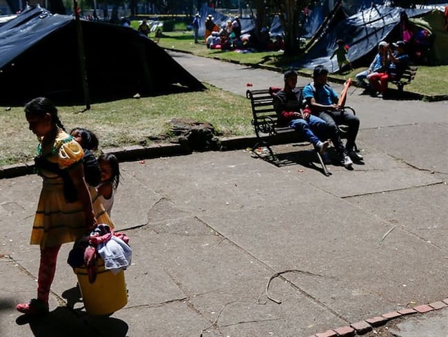 Las familias de la comunidad Embera Katío se encuentran asentadas en el Parque Nacional en Bogotá. Foto: Colprensa / MARIANO VIMOS