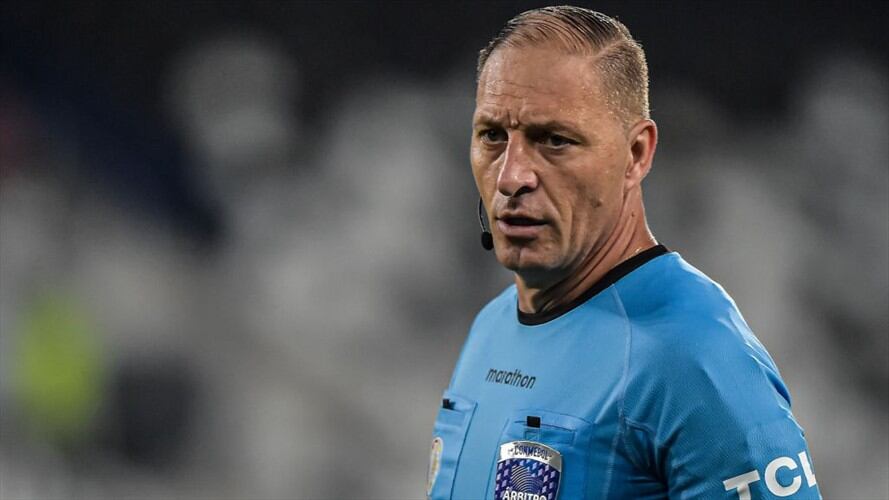 La vivienda de Néstor Pitana tuvo que ser custodiada por las amenazas recibidas. Foto: Getty Images/ NurPhoto