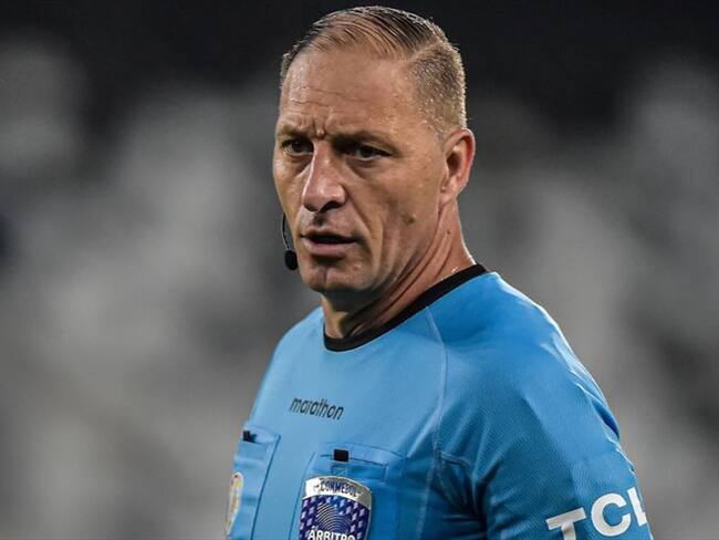 La vivienda de Néstor Pitana tuvo que ser custodiada por las amenazas recibidas. Foto: Getty Images/ NurPhoto